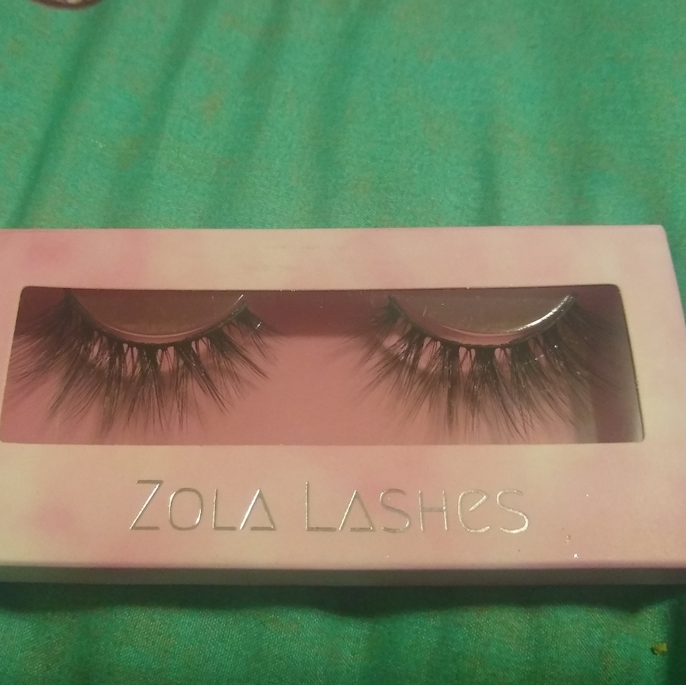 Pair of Zola false lashes